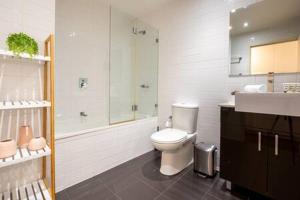 悉尼Sleek Inner-City Getaway in Prime Location的浴室配有卫生间、淋浴和盥洗盆。