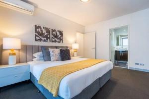 悉尼Sleek Inner-City Getaway in Prime Location的一间卧室设有一张大床和一个窗户。