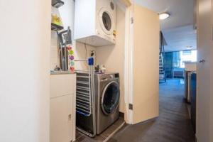 悉尼Sleek Inner-City Getaway in Prime Location的客房内的厨房配有洗衣机