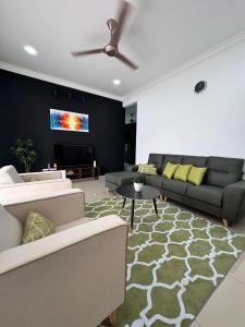 PendangCalma Villa @ Pendang的带沙发和电视的客厅