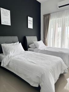 PendangCalma Villa @ Pendang的卧室设有2张床和窗户。
