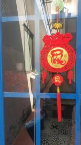 芹苴Nhu's House 2的玻璃门上带有中国标志