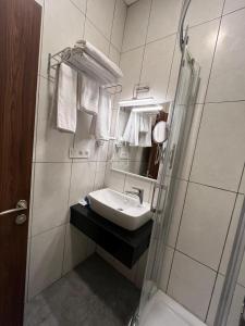 伊斯坦布尔Andi Hotel的一间带水槽和淋浴的浴室