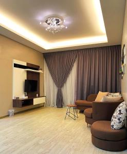 马六甲Amadel Residence 爱媄德民宿 14的带沙发和电视的客厅
