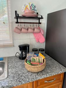 HartswellRae of Sunshine Villas的厨房台,台面上有一个食物篮子