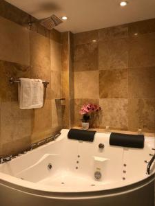 TalaveraChanka Suites的设有带大浴缸的浴室。
