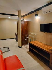 淡马鲁Perry Barr La Ganta Residence的带沙发和平面电视的客厅
