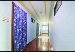 KahalgaonHotel Nilay & Banquet (Vivah Bhawan)的建筑中带有蓝色和白色墙壁的走廊
