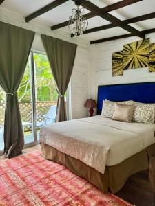 丹绒鲁Eagleye Langkawi的一间卧室配有一张大床和蓝色床头板