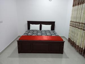拜蒂克洛Nature View的一间卧室配有一张红色床罩的床