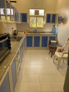 米尔费the beach house的厨房配有蓝色橱柜和桌子