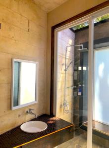 卡莫特斯群岛The LivingSpace Villa的一间带水槽和玻璃淋浴的浴室