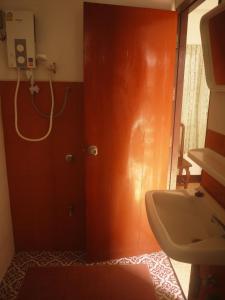 清迈莎拉旅馆的一间带水槽的浴室和一面镜子旁的门
