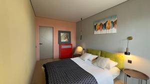 第聂伯罗2 room Modern Apartment的一间卧室设有一张床和一扇红色的门