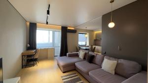 第聂伯罗2 room Modern Apartment的带沙发的客厅和厨房