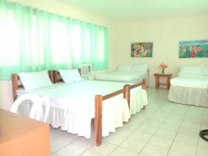 RomblonAglicay Beach Resort的客房设有两张床和窗户。