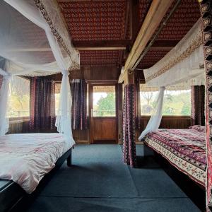 河江Homestay field的一间卧室设有两张床和两个窗户。