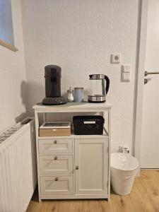 杜塞尔多夫Apartment Tanne的白色的橱柜,上面有咖啡壶