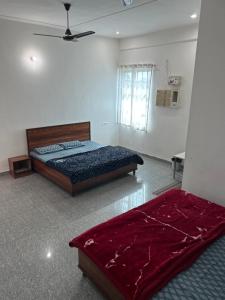 KhātuPrem Bhawan Guest House的一间卧室设有一张大床和一个窗户。