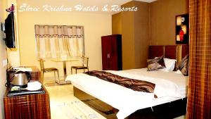 SaluaSHREE KRISHNA HOTELS & RESORTS PVT LTD的酒店客房设有两张床和电视。