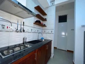 达累斯萨拉姆Stylish 1-Bedroom Apartments with Amazing Views的厨房配有水槽和台面