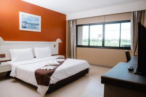 素叻Nipa Garden Hotel的酒店客房设有床和窗户。