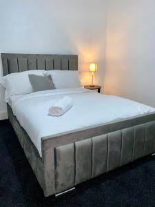 查塔姆Home In Medway的一间卧室配有一张带白色床单的大床