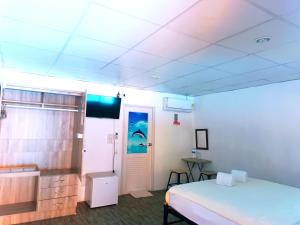 Ban Bo Sai KlangOASIS Phuket Airport的客房设有两张床和天花板上的电视。