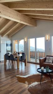贝特默阿尔卑Bergquelle Dachwohnung的客厅配有沙发和桌子