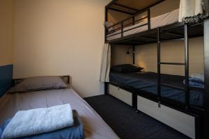 阿德莱德Base Camp Hostel的带2张床的客房中的2张双层床