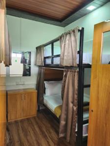 孟买Galaxy Cabin Stay And Dormitory的客房设有两张双层床和一张书桌。