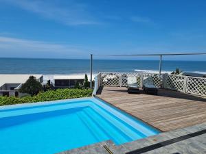 巴利托Fairview Guesthouse的享有海滩景致的游泳池