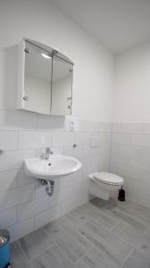 NEU! FeWo Großfelden 3的白色的浴室设有水槽和卫生间。