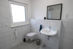 NEU! FeWo Marburg 2 mit Balkon的白色的浴室设有卫生间和水槽。