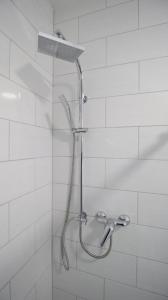 NEU! FeWo Marburg 2 mit Balkon的浴室内配有淋浴和头顶淋浴