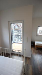 NEU! FeWo Marburg 2 mit Balkon的白色的客房设有床和窗户。
