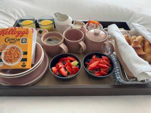 利特尔东海滩宾馆的盘子,包括水果和糕点的杯子和碗