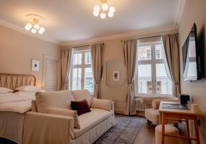 斯德哥尔摩Clas på Hörnet的一间卧室配有一张床、一张沙发和窗户。