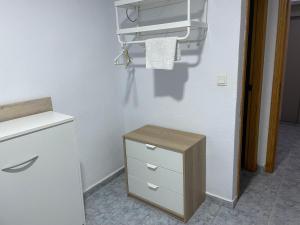 波多黎多德萨贡托艾尔巴赫芬酒店的客房设有白色冰箱和木桌。