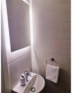斯莱戈Station Lodge的白色的浴室设有水槽和镜子