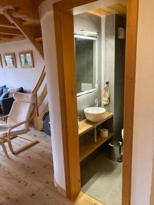 格施塔德Chalet Soldanella 10 guests Gstaad的一间带水槽和镜子的浴室