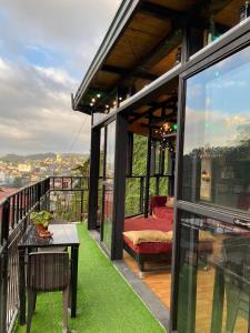 碧瑶Holyghost Veranda Baguio Transient Guest House 42 step rooftop的市景阳台