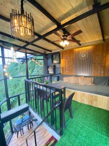碧瑶Holyghost Veranda Baguio Transient Guest House 42 step rooftop的卧室位于带床和吊灯的房屋内