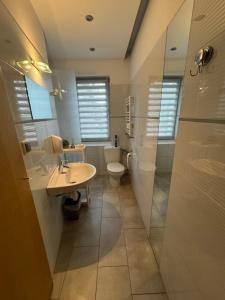 华沙ESA Home的浴室配有卫生间、盥洗盆和淋浴。