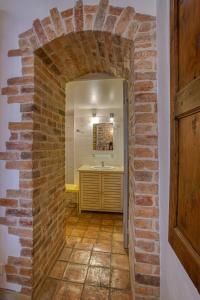 弗纳斯屈厄Hôtel Restaurant Les Remparts的一间带砖墙和水槽的浴室