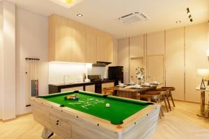 Nue Hatyai Pool Villa 145的客厅配有台球桌