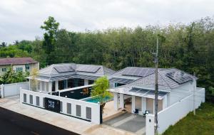 Nue Hatyai Pool Villa 145的屋顶上太阳能电池板房子的空中景观