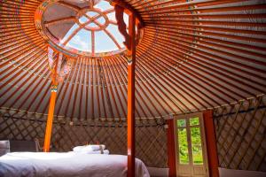 Casas del CastañarGlamping El Jardín De Las Delizias Valle Del Jerte的一个带床和窗户的大蒙古包