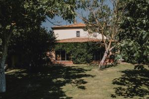 瓦里亚诺Podere Biagio的一座树木繁茂的院子中的房子