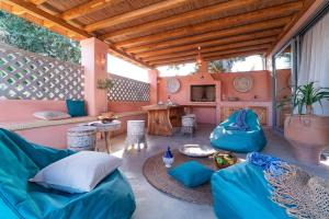 科林比亚Onar Villa Kolympia的客厅配有蓝色的沙发和桌子